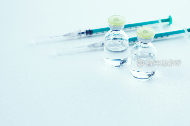 Covid-19冠状病毒2019-ncov疫苗小瓶药品药瓶注射器注射。疫苗接种、免疫接种、治疗Covid - 19冠状病毒感染。医疗保健和医疗概念。